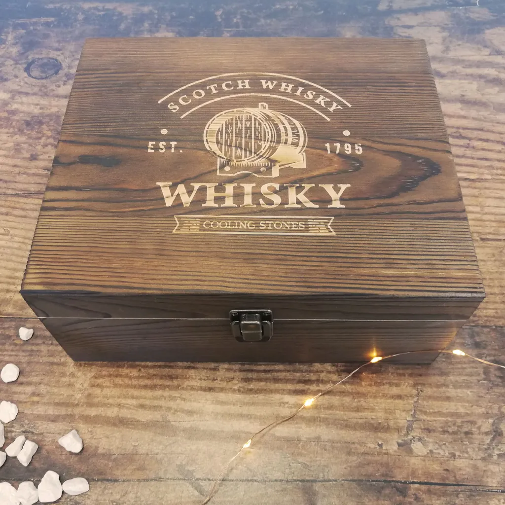 Whisky Geschenk-Set Mit 2 Gläsern, Eiswürfeln Aus Edelstahl, Zange, Samtbeutel In Einer Schönen Holzbox 6 Whisky Geschenk-Set Mit 2 Gläsern, Eiswürfeln Aus Edelstahl, Zange, Samtbeutel In Einer Schönen Holzbox – Bild 6