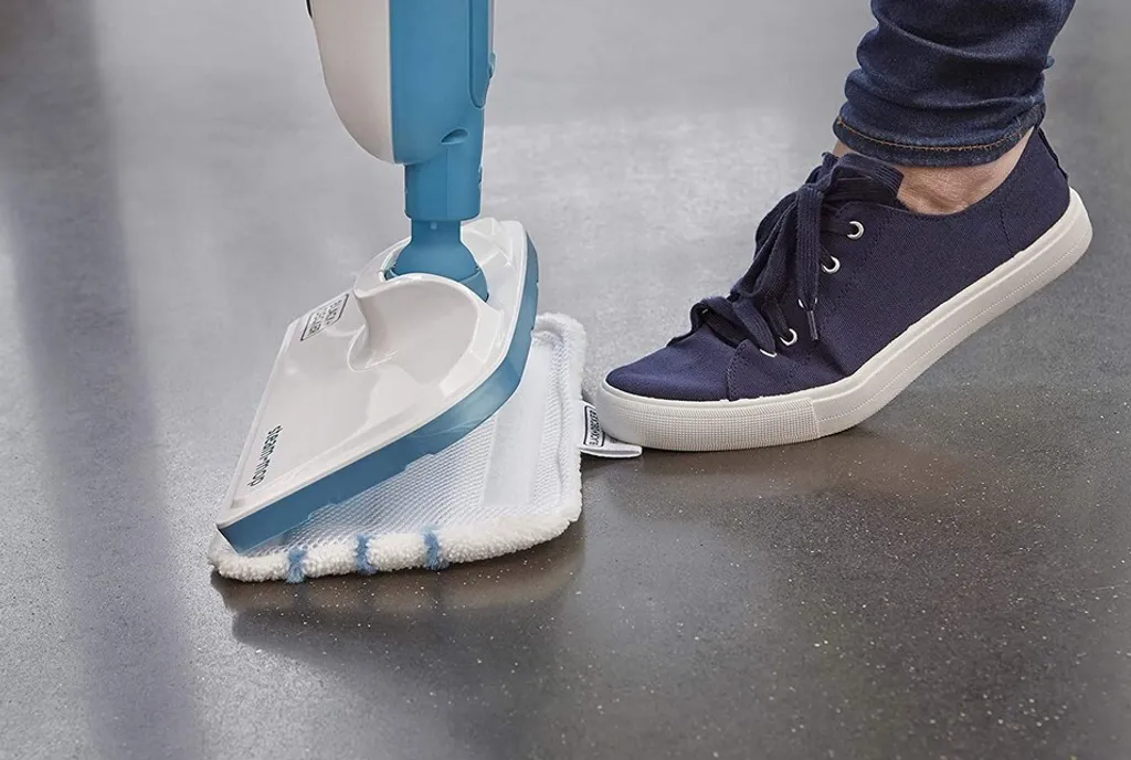 Black & Decker Black+Decker FSM13E1 Dampfbesen Steam Mop, Basic (Dampfreiniger Für Hygienische, Gründliche Sauberkeit, Abnehmbarer Stiel, Einfache Bedienbarkeit, Inkl. 1 Mikrofaser-Pad), 1300 W 5 Black & Decker Black+Decker FSM13E1 Dampfbesen Steam Mop, Basic (Dampfreiniger Für Hygienische, Gründliche Sauberkeit, Abnehmbarer Stiel, Einfache Bedienbarkeit, Inkl. 1 Mikrofaser-Pad), 1300 W – Bild 5