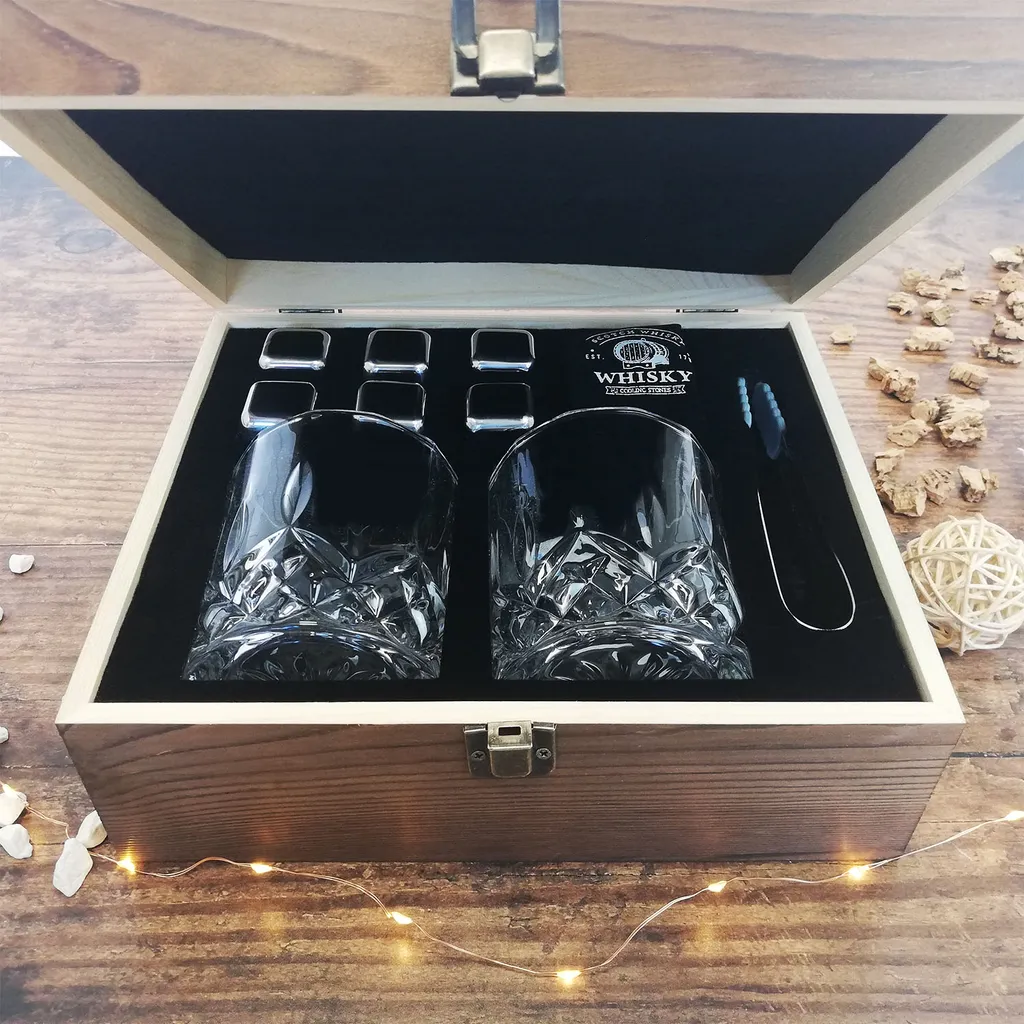 Whisky Geschenk-Set Mit 2 Gläsern, Eiswürfeln Aus Edelstahl, Zange, Samtbeutel In Einer Schönen Holzbox 2 Whisky Geschenk-Set Mit 2 Gläsern, Eiswürfeln Aus Edelstahl, Zange, Samtbeutel In Einer Schönen Holzbox – Bild 2