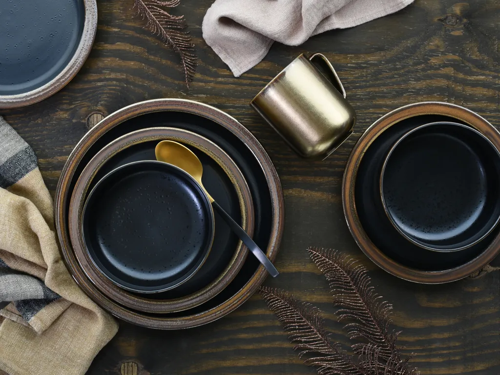 CreaTable 23592 Kombiservice Modern Industrial Für 4 Personen, Steinzeug, Schwarz/gold (1 Set, 16-teilig) 1 CreaTable 23592 Kombiservice Modern Industrial Für 4 Personen, Steinzeug, Schwarz/gold (1 Set, 16-teilig)