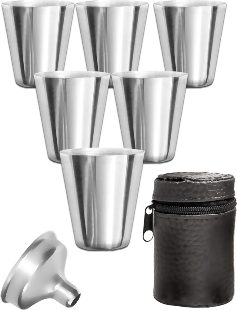 Outdoor Saxx® - 8-Teiliges Edelstahl-Becher Set, 6 Unzerbrechliche Schnaps-Becher, Schnaps-Gläser Aus Metall, Metall-Becher Mit Einfüll-Trichter Und Leder-Tasche, Ideales Flachmann-Zubehör 1 Outdoor Saxx® - 8-Teiliges Edelstahl-Becher Set, 6 Unzerbrechliche Schnaps-Becher, Schnaps-Gläser Aus Metall, Metall-Becher Mit Einfüll-Trichter Und Leder-Tasche, Ideales Flachmann-Zubehör