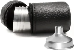 Outdoor Saxx® - 8-Teiliges Edelstahl-Becher Set, 6 Unzerbrechliche Schnaps-Becher, Schnaps-Gläser Aus Metall, Metall-Becher Mit Einfüll-Trichter Und Leder-Tasche, Ideales Flachmann-Zubehör 6 Outdoor Saxx® - 8-Teiliges Edelstahl-Becher Set, 6 Unzerbrechliche Schnaps-Becher, Schnaps-Gläser Aus Metall, Metall-Becher Mit Einfüll-Trichter Und Leder-Tasche, Ideales Flachmann-Zubehör -Haushalts Verkauf ed918518910b20e93e9141176d19d5ef